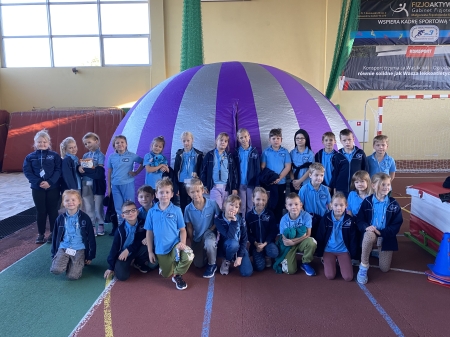 Seans w kinie sferycznym.