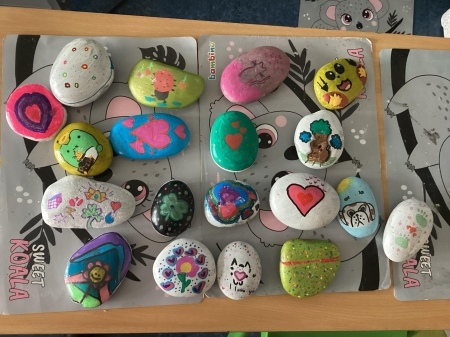 Akcja #kamyczki – Dzieci z klasy 3b malowały kamienie na ferie zimowe