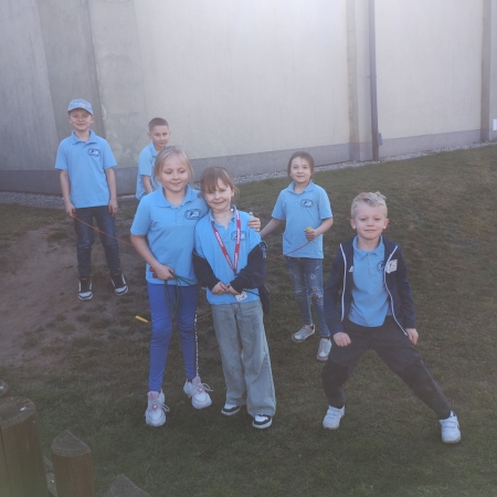 Wspólne zabawy na placu zabaw.