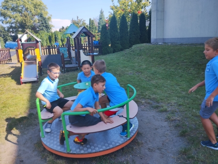 Wspólne zabawy na placu zabaw.