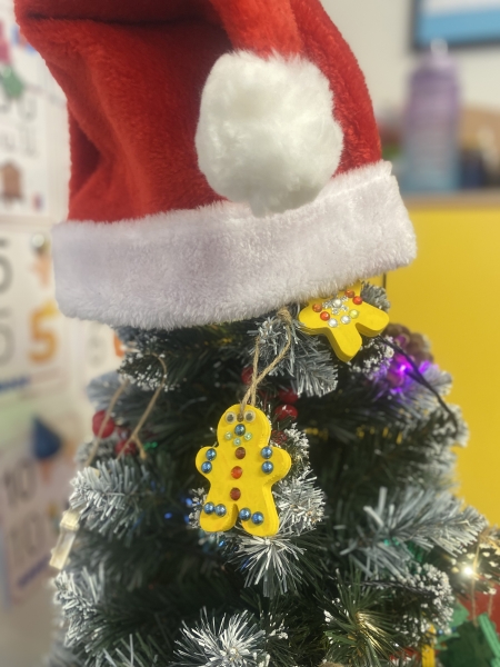 Choinka sercem zdobiona.