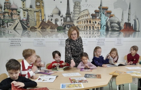 PRZEDSZKOLAKI I ROBOT CZYTUŚ W BIBLIOTECE SZKOLNEJ